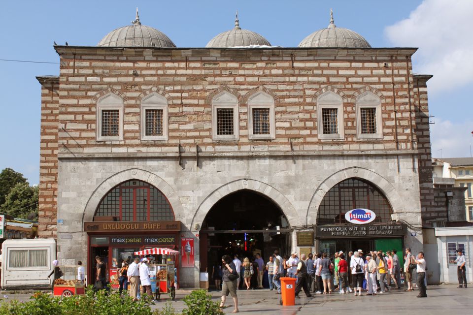 Istanbul: Old Town Highlights Tour & Bosphorus Cruise - Visiting the Spice Bazaar