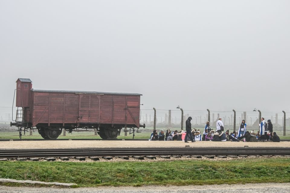 Kraków: Auschwitz-Birkenau & Salt Mine Full-Day Guided Tour - Transportation and Pickup Locations