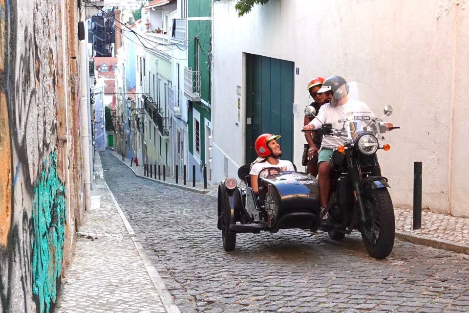 Lisbon: Private Sidecar Tour 3h30 - Historic Alfama District