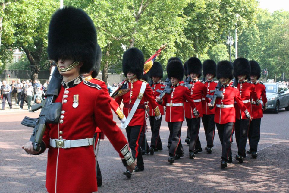 London: Smartphone Heritage Walks Trafalgar Square - Discover Elegant Squares