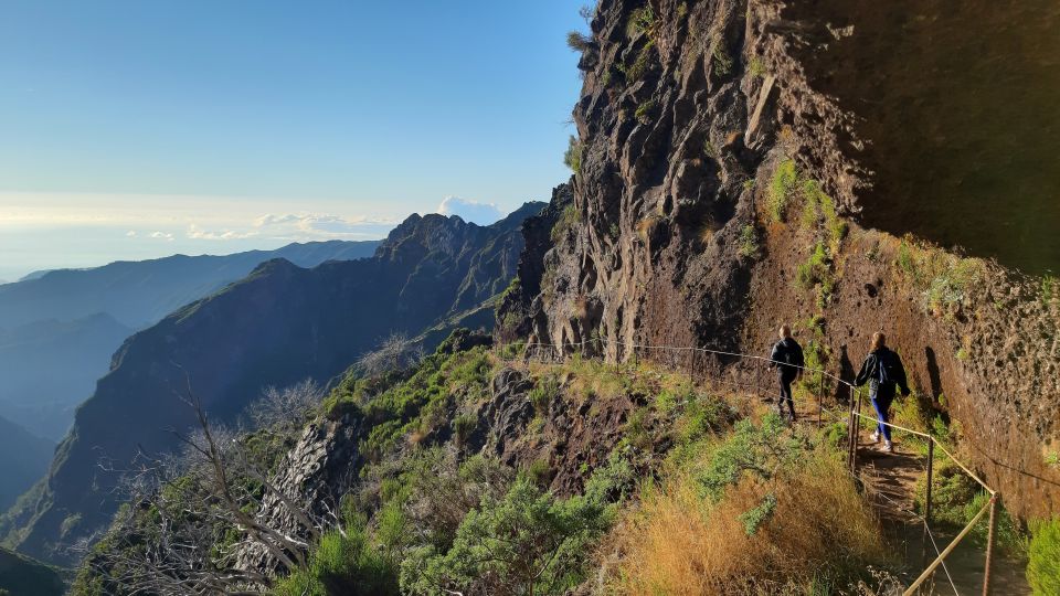 Madeira: Private Guided Pico Areeiro to Pico Ruivo Hike PR1 - Trekking Down to Achadas Do Teixeira