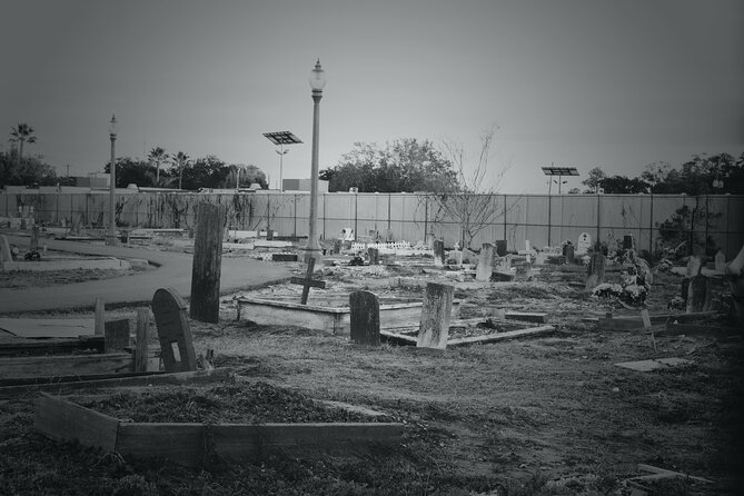 New Orleans Cemetery Bus Tour After Dark - Spooky Atmosphere and Group Dynamics