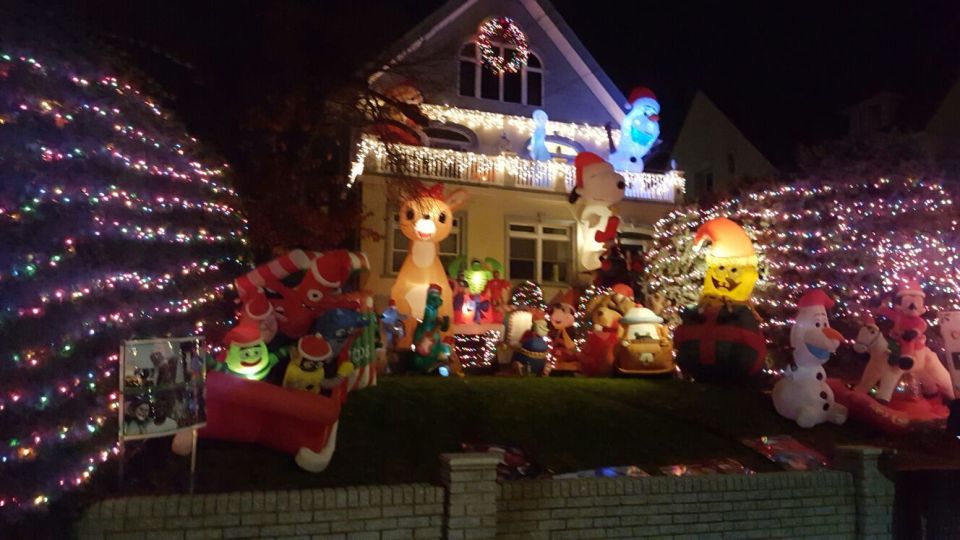 New York City: Dyker Heights Christmas Lights Tour - Languages and Starting Location