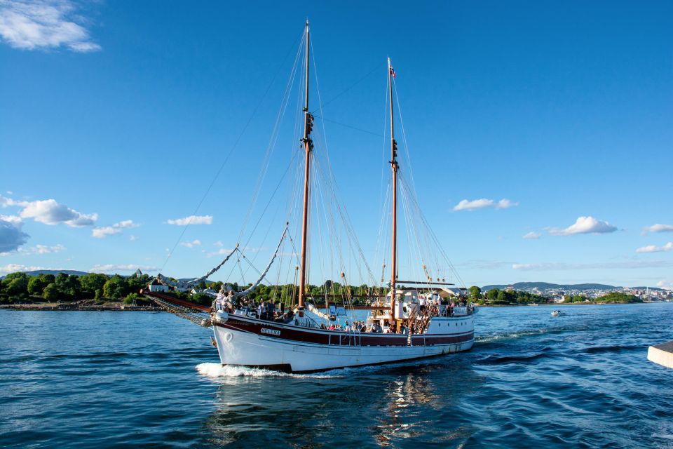 Oslo: Best of Oslo Walking Tour + Fjords Sightseeing Cruise - Explore Norwegian Landmarks and City Hall