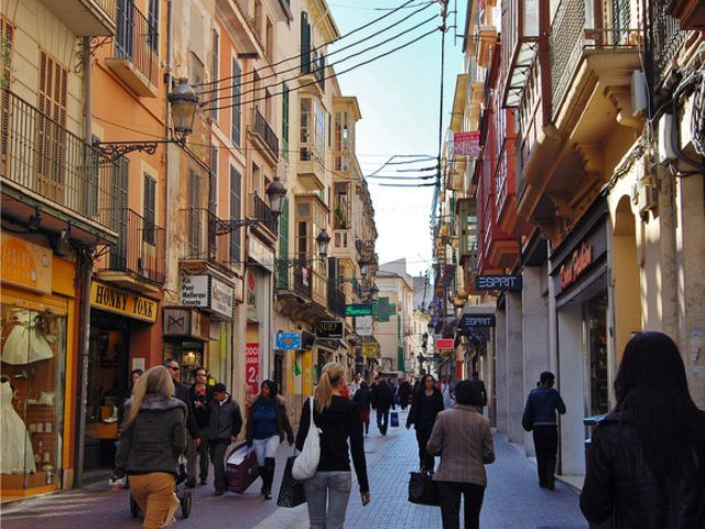 Palma De Mallorca: Guided Tour of the Old Town - Exploring Squares and Palaces