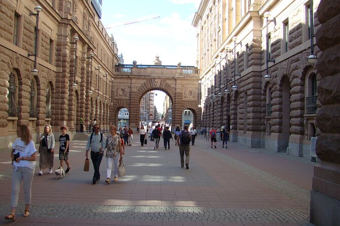 Stockholm- A Beauty On The Water: Old Town Walking Tour and Boat Trip Combined - Minimum Travelers Requirement