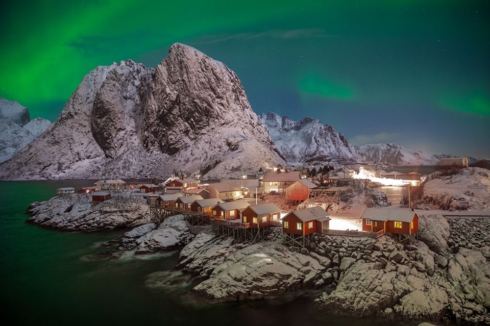 Svolvær's: Lofoten Northern Lights Hunt by Van With Snacks - Exploring Lofotens Wilderness