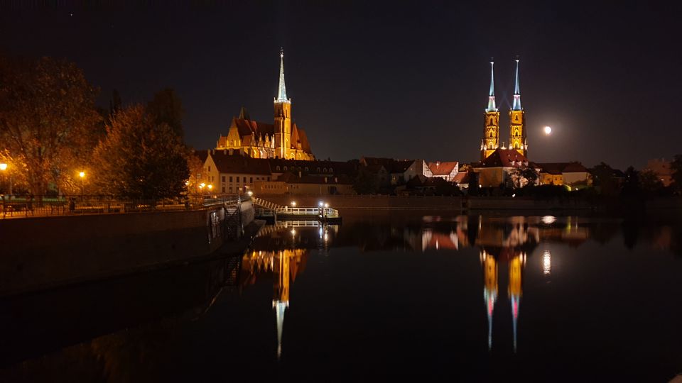 Wrocław: Old City Night Walk and Gondola Ride - Cancellation and Booking Policy