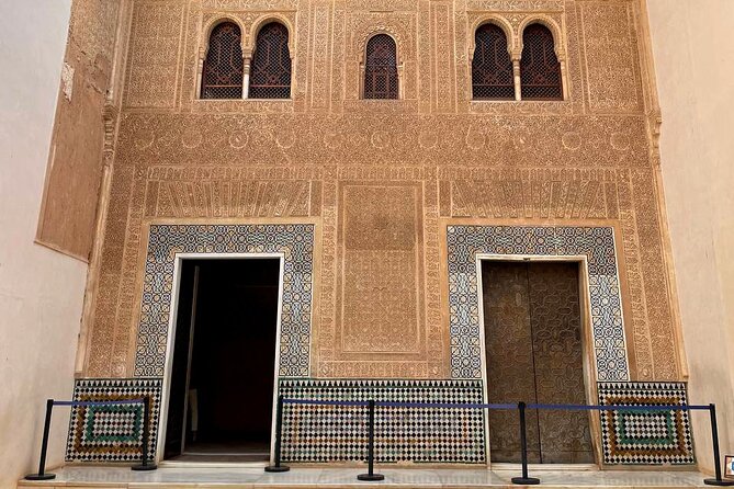 Alhambra and Nasrid Palaces Guided Tour With Tickets - Highlights and Key Features