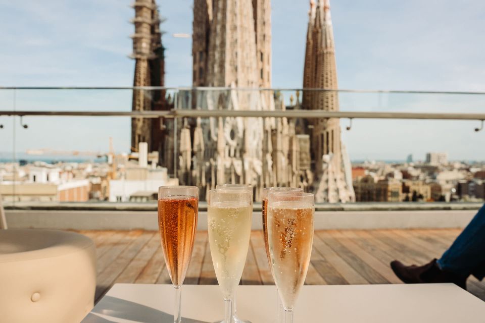 Barcelona: Sagrada Familia Evening Tour With Cava - Tips for Enjoying the Tour