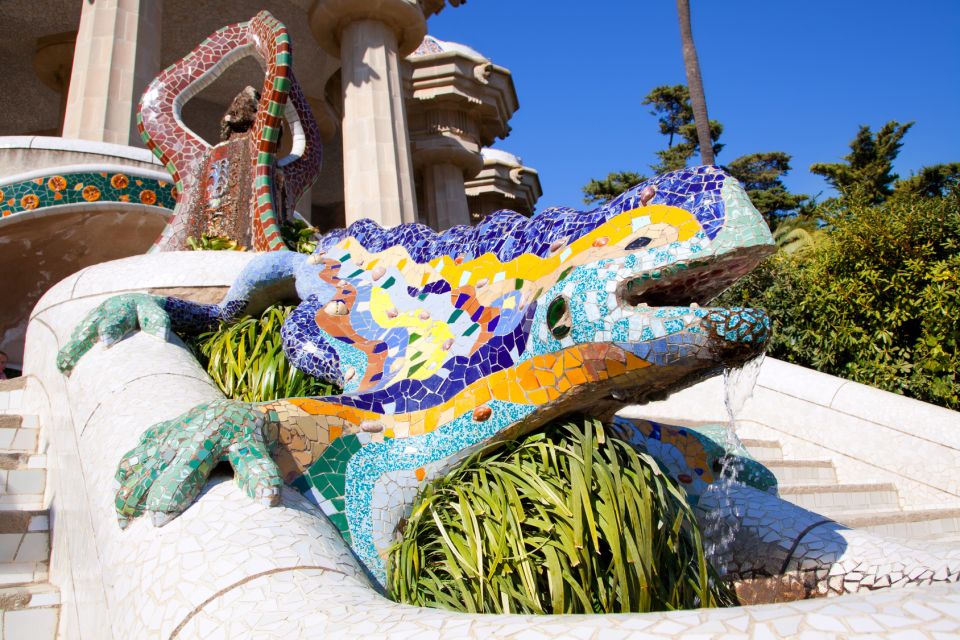 Barcelona: Sagrada Familia With Towers and Park Güell Tour - Meeting Point