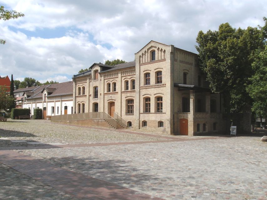 Berlin: Castle Britz Gardens Private Tour - Highlights of the Tour