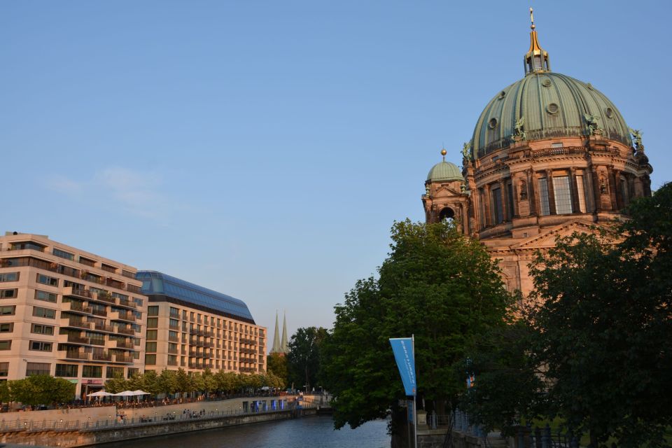 Berlin: Hackesche Höfe Courtyards Walking Tour - Discovering Berlins Landmarks