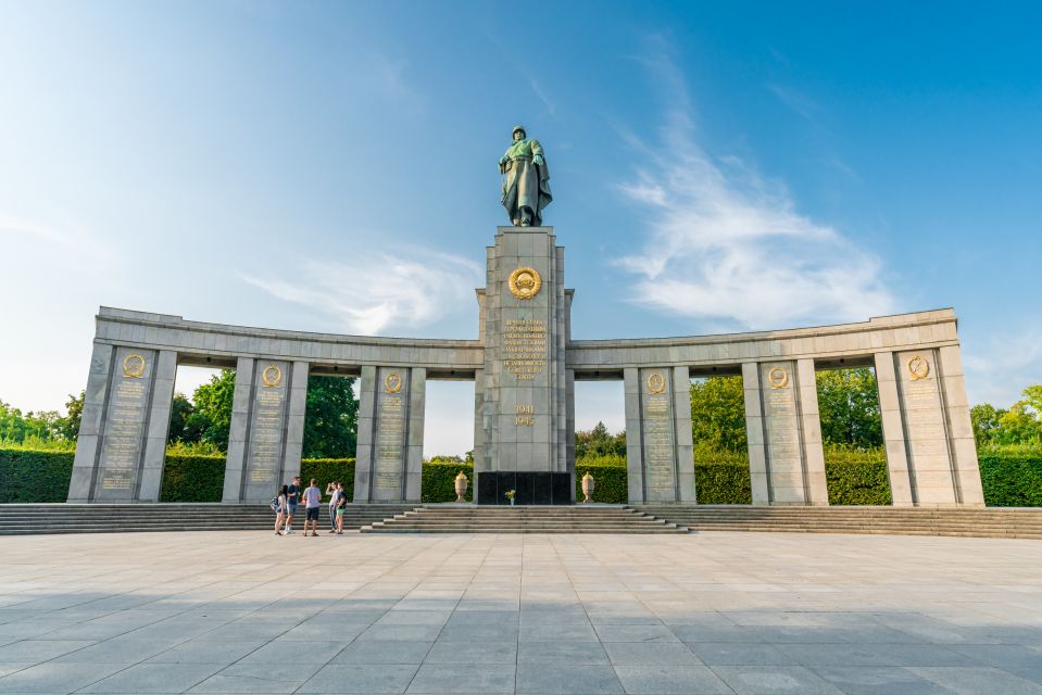 Berlin: Third Reich and Cold War Walking Tour - Taking in the Cold War