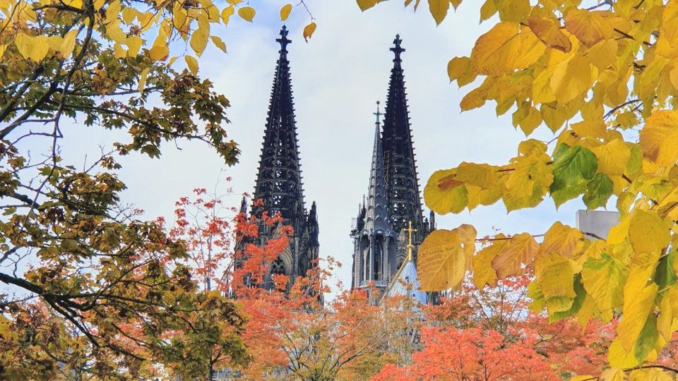 Düsseldorf: Self-Guided Walk of Most Pointless City Facts - Town Hall Balcony: Panoramic Perspectives