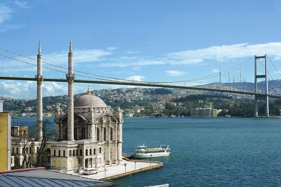 Istanbul: Bosphorus Sightseeing Boat Tour With Guide - Guided Commentary