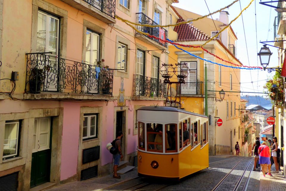 Lisbon: First Discovery Walk and Reading Walking Tour - Personalizing Future Visits