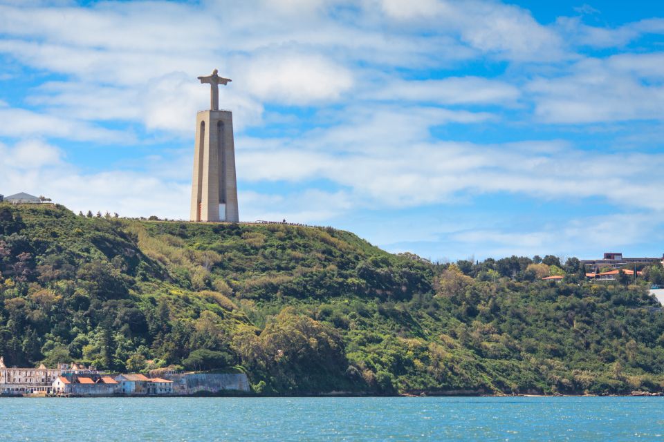 Lisbon: Hop-on Hop-off Bus & River Cruise - Service and Organization