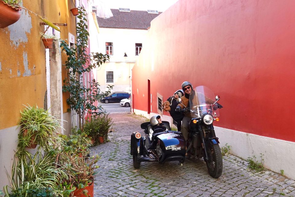 Lisbon: Private Sidecar Tour 3h30 - Bohemian Bairro Alto