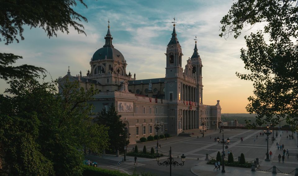 Madrid: Sunset Walking Tour With Optional Flamenco Show - City Center Exploration