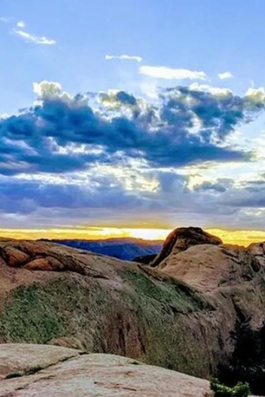 Moab: Hells Revenge Beast 4x4 Adventure Tour - Dinosaur Tracks Exploration