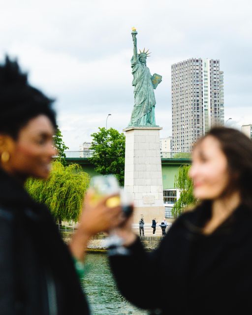 Paris : Seine River Dinner Cruise With Live Singer - Live Music Ambiance