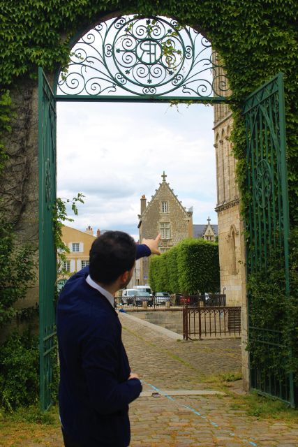 Poitiers: Guided City Walking Tour - Meeting Point and Endpoint