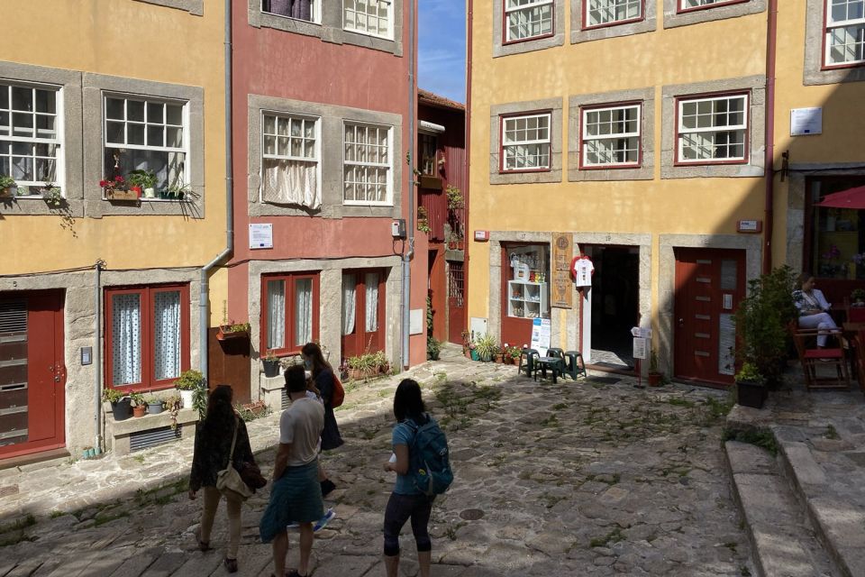 Porto: Historical Center Walking Tour - Language and Group Size