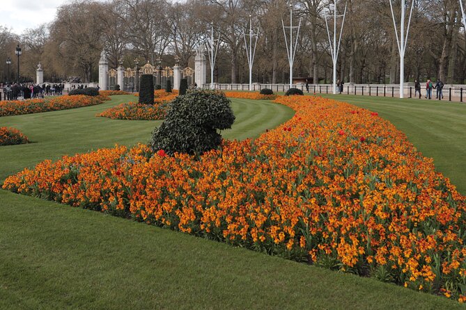 Private Royal Walk and Champagne Moet Chandon at Harrods - Private Tour Experience