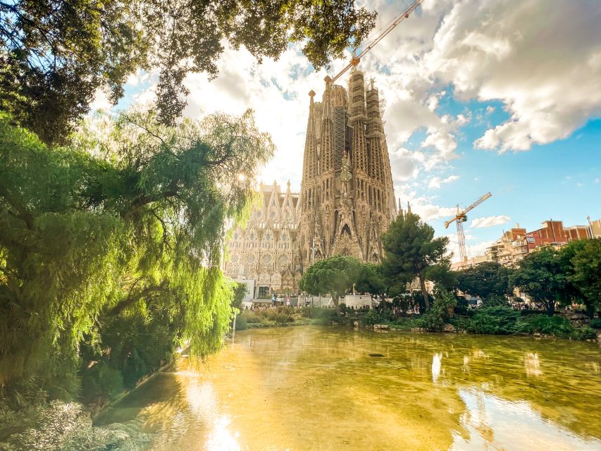 Barcelona: Sagrada Familia, Park Güell and Old Town Tour - Things To Known