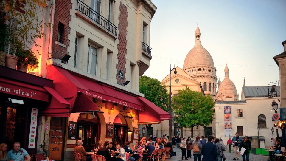 Paris:Private Montmartre Tour & Sacre Coeur With Local Guide - Discover the Moulin Rouge Cabaret