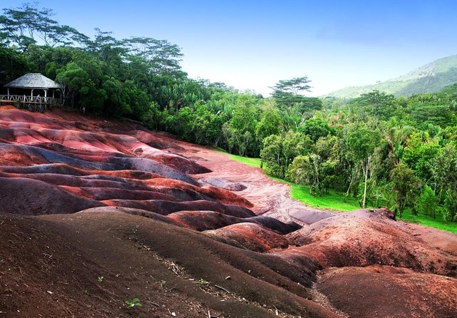 All Inclusive Full Day Tour: Chamarel Rhumrie,7-Coloured & Lunch - Key Points