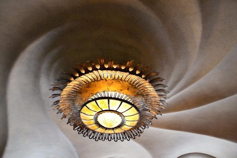 Barcelona: Casa Battlo, La Pedrera, & Chocolate Tasting Tour - Key Points