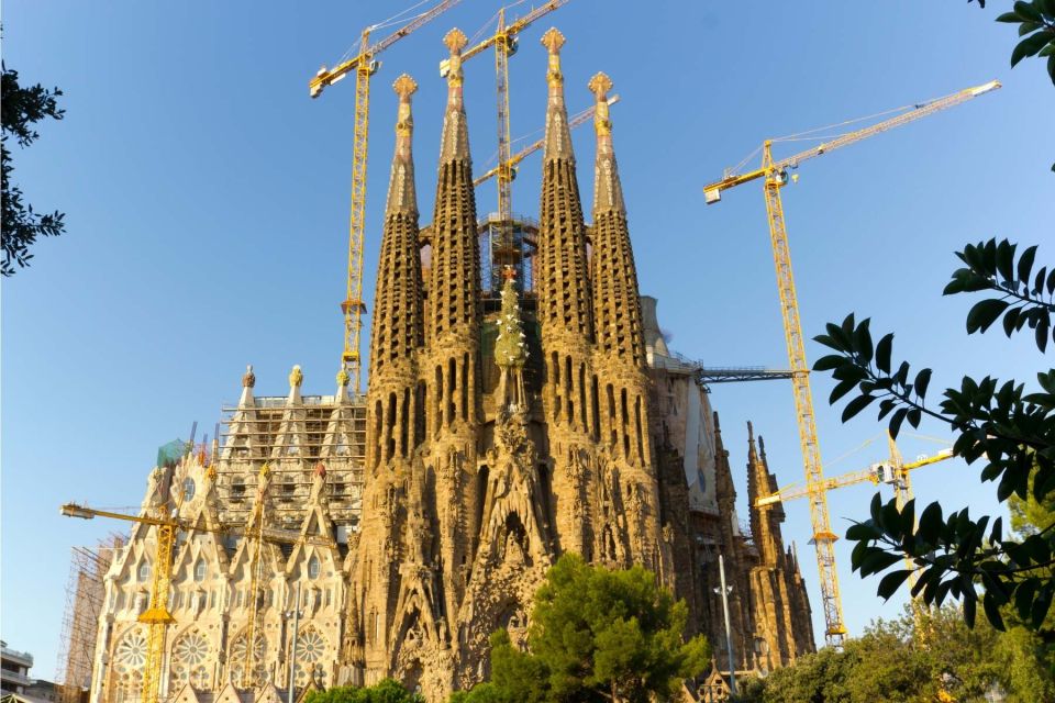 Barcelona: Guided Sagrada Familia Tour & Skip-The-Line Entry - Key Points