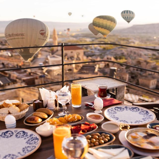 Breakfast in Cappadocia at Carpet Terrace With Balloons - Key Points