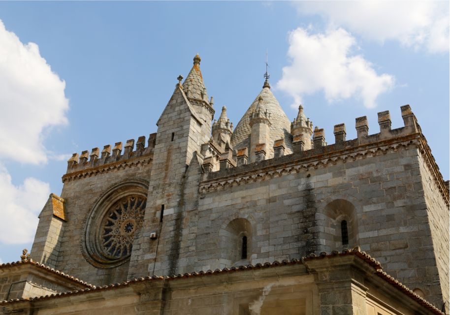 Évora Scavenger Hunt and Sights Self-Guided Tour - Key Points