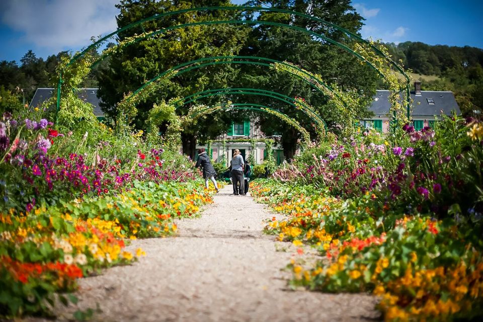 Giverny: Monets House and Gardens Guided Tour - Key Points