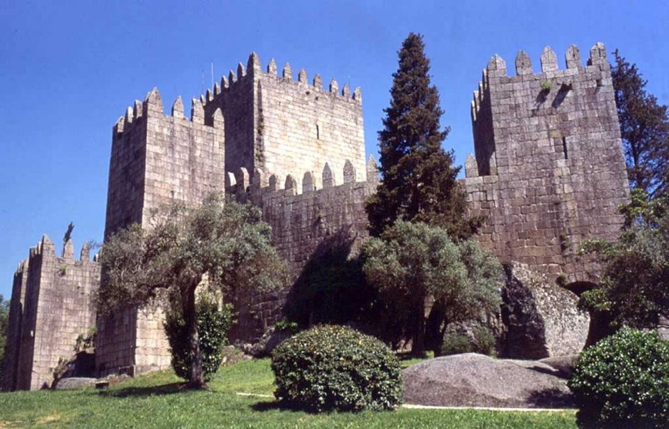 Guimarães Tour (4 Hours): From Oporto; City Tour - Half Day Trip - Key Points