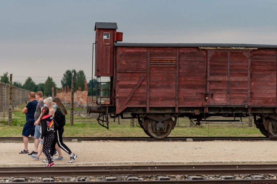 Krakow: Auschwitz-Birkenau Tour Limited to 15 Visitors - Key Points