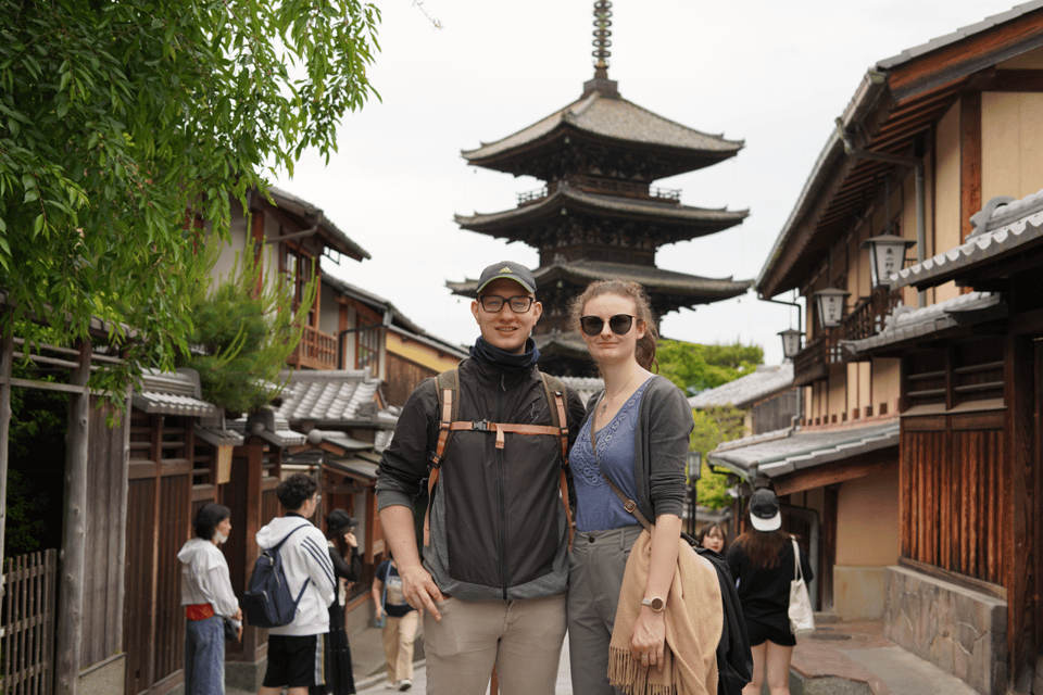 Kyoto: Gion District Walking With an Expert Local Tour Guide - Exploring Yasaka Shrine