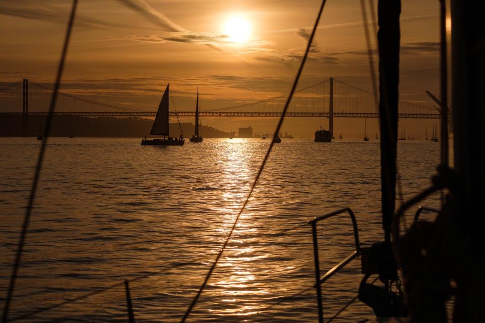 Lisbon: Private Sunset Sailing Tour With Drinks - Key Points