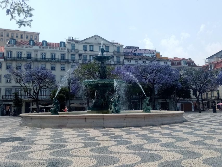 Lisbon: Private Tuk Tuk Tour of the Historic Neighbourhoods - Key Points