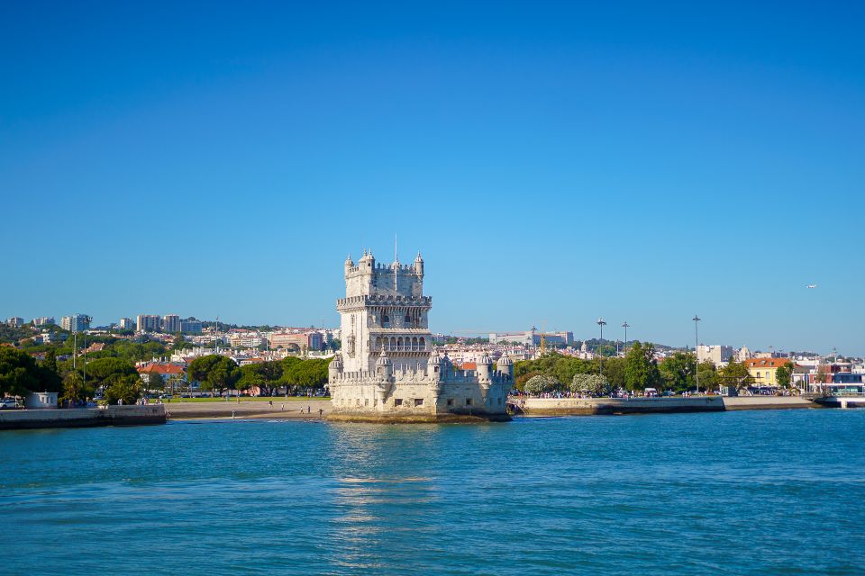 Lisbon: Tagus River Boat Tour With One Drink Included - Key Points