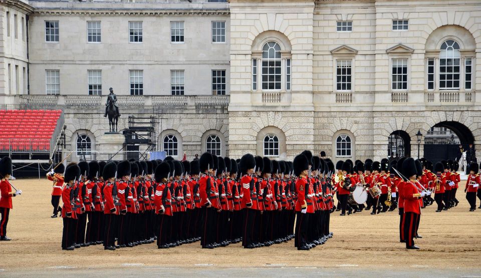 London: Self-Guided Mystery Tour by Buckingham Palace (ENG) - Key Points