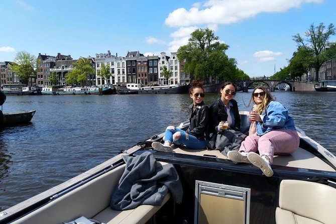 Open Boat Cruise. 60 Minute Incl. First Drink. Live Guided Tour! Key Points