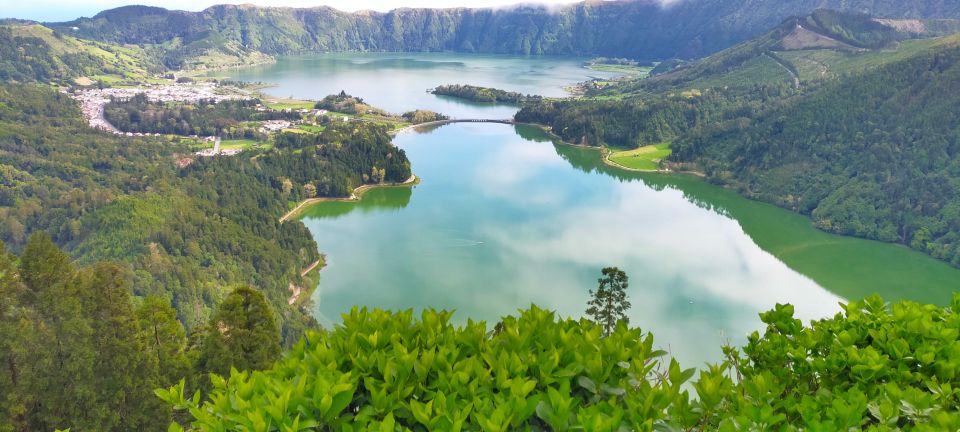 Ponta Delgada: Tour Sete Cidades Green & Blue Lakes - Key Points