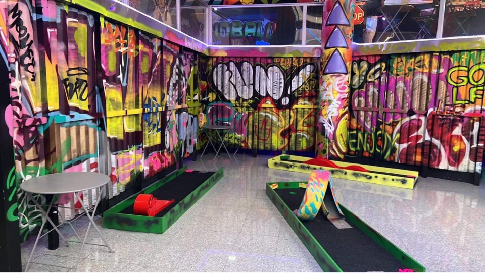 Porto: 18-Hole Indoor Mini Golf Ticket With UV Light Courses - Key Points