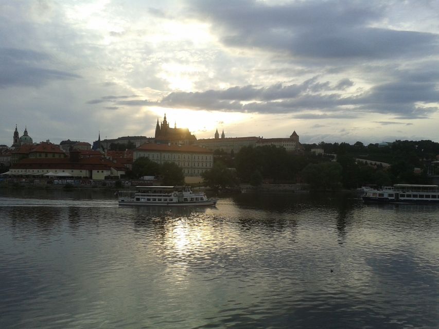 Prague: 3-Hour Evening River Cruise With Dinner - Key Points