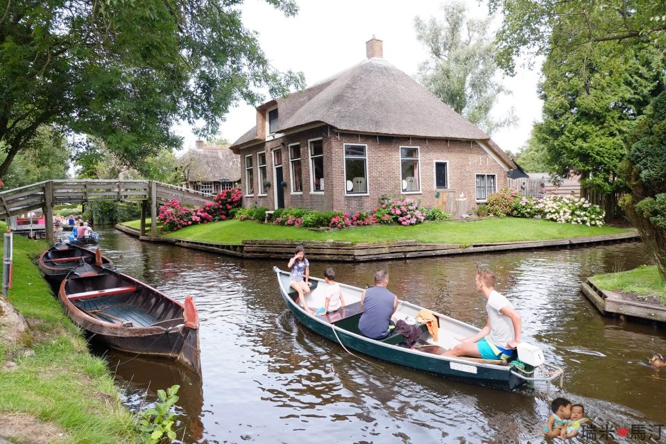 Private Group to Giethoorn and Windmill or Volendam - Key Points