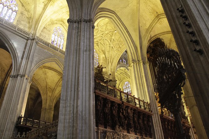 Seville Highlights: Private Family Guided Tour - Explore the Santa Cruz Neighborhood